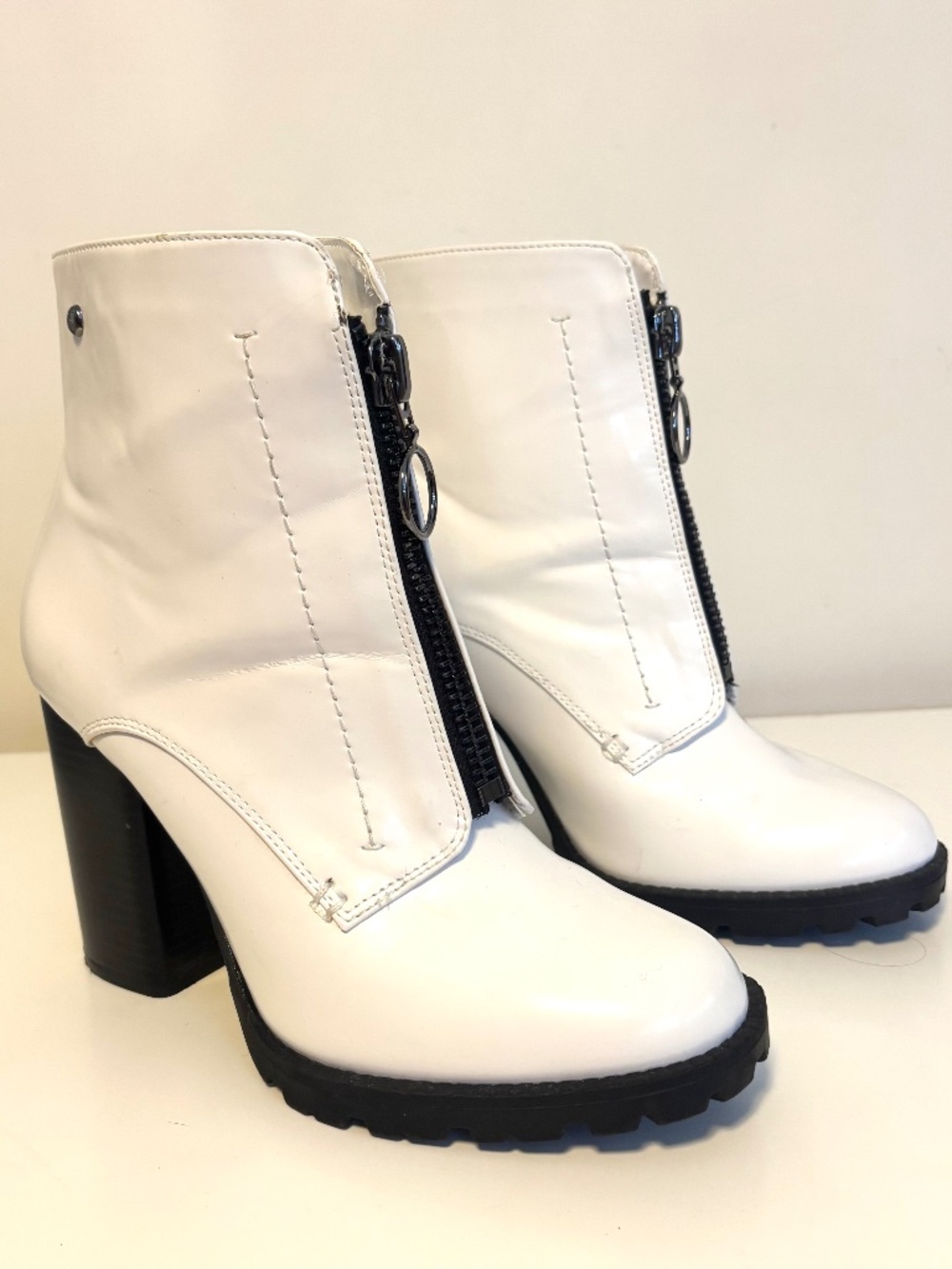 Simply Vera Wang Disco Retro Front Zip Block Heel Ankle Boots White Womens 7.5